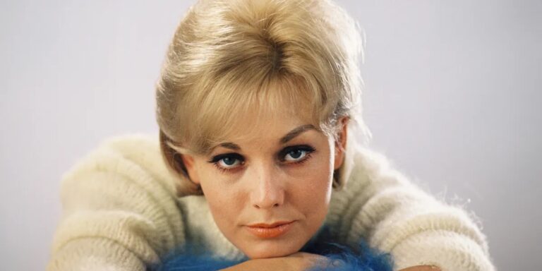 Users Say ’80s Bombshell Kim Novak ‘Destroyed Her Gorgeous Face’ with Plastic Surgeries – Her Transformation Caused a Stir