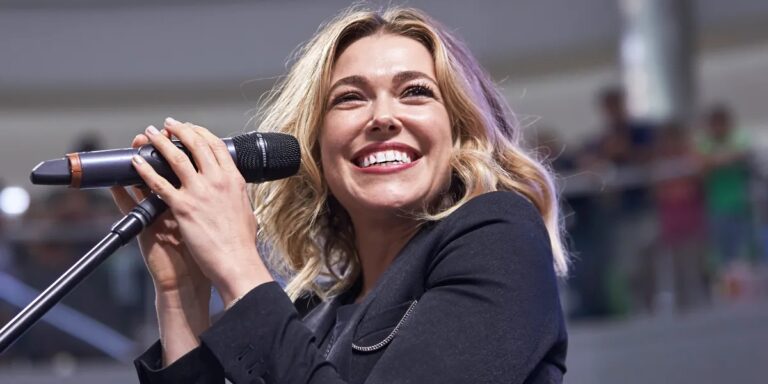 Singer Rachel Platten Criticized for ‘Fake Crying’ After Performing the National Anthem at Vikings-Rams Game – Video