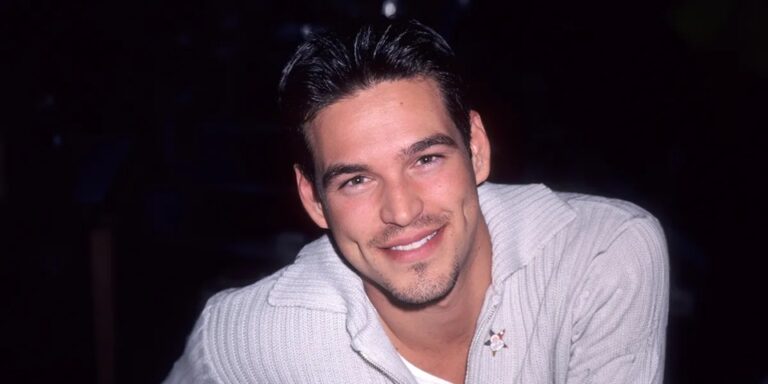 This ’90s Heartthrob with Cute Dimples Stunned with Gray Hair & Beard – His Transformation Left Users in Awe