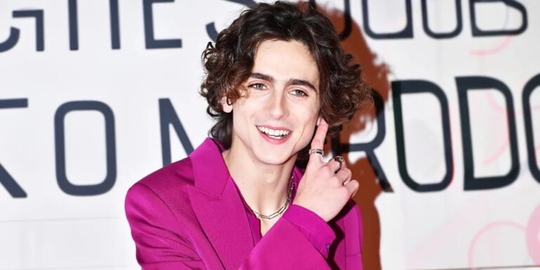 Timothée Chalamet’s ‘Stunning’ Mother Stole the Show at SAG Awards – Photos