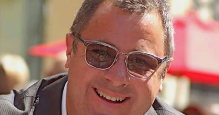Vince Gill sings for Jesus after being told not to
